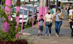 Foto de la galería: Fuerte campaña rosa para concientizar sobre el Cáncer de Mama, sobre la calle Bolívar de Posadas