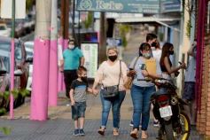 Foto de la galería: Fuerte campaña rosa para concientizar sobre el Cáncer de Mama, sobre la calle Bolívar de Posadas