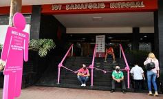 Foto de la galería: Fuerte campaña rosa para concientizar sobre el Cáncer de Mama, sobre la calle Bolívar de Posadas