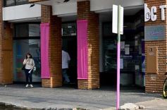 Foto de la galería: Fuerte campaña rosa para concientizar sobre el Cáncer de Mama, sobre la calle Bolívar de Posadas