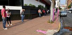 Foto de la galería: Fuerte campaña rosa para concientizar sobre el Cáncer de Mama, sobre la calle Bolívar de Posadas