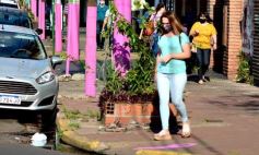 Foto de la galería: Fuerte campaña rosa para concientizar sobre el Cáncer de Mama, sobre la calle Bolívar de Posadas