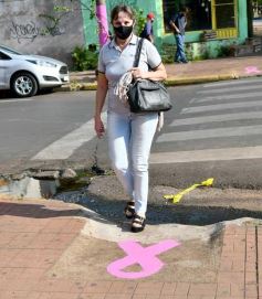 Foto de la galería: Fuerte campaña rosa para concientizar sobre el Cáncer de Mama, sobre la calle Bolívar de Posadas