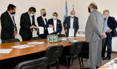 Foto de la galería: Misiones y Nación firmaron un convenio para adquirir equipamiento destinado al Puerto de Posadas