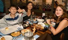 Foto de la galería: Noche de sábado en el complejo gastronómico Mendieta