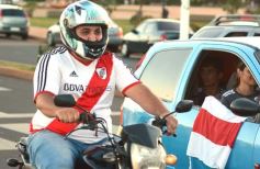 Foto de la galería: Hinchas de River recordaron la victoria ante Boca en Madrid con una caravana en Posadas