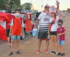 Foto de la galería: Hinchas de River recordaron la victoria ante Boca en Madrid con una caravana en Posadas