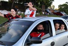 Foto de la galería: Hinchas de River recordaron la victoria ante Boca en Madrid con una caravana en Posadas