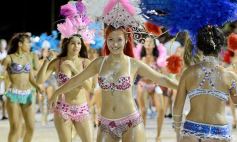 Sixto Fotografías. Sociedad. Carnavales Misioneros - Postales de los Carnavales del Río: la noche que el ritmo pudo más que el frío