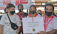 Foto de la galería: Yamila Rodríguez fue reconocida por el club Huracán