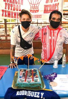 Foto de la galería: Yamila Rodríguez fue reconocida por el club Huracán