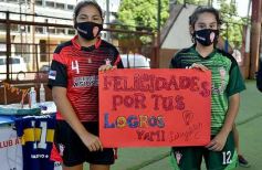 Foto de la galería: Yamila Rodríguez fue reconocida por el club Huracán