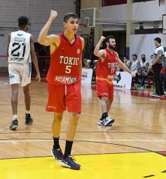 Foto de la galería: Tokio festejó en casa y sigue como líder