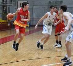 Foto de la galería: Tokio festejó en casa y sigue como líder