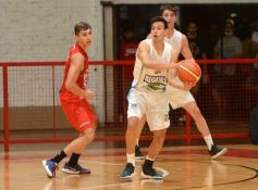 Foto de la galería: Tokio festejó en casa y sigue como líder