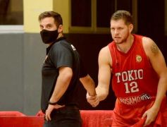 Foto de la galería: Tokio festejó en casa y sigue como líder