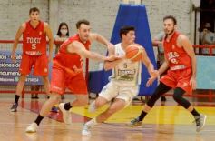 Foto de la galería: Tokio festejó en casa y sigue como líder