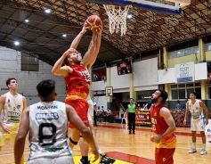 Foto de la galería: Tokio festejó en casa y sigue como líder