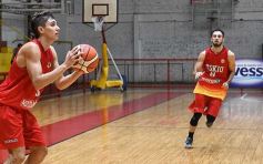 Foto de la galería: Tokio festejó en casa y sigue como líder