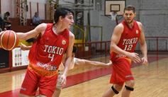 Foto de la galería: Tokio festejó en casa y sigue como líder