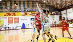 Foto de la galería: Tokio festejó en casa y sigue como líder