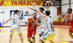 Foto de la galería: Tokio festejó en casa y sigue como líder