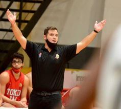 Foto de la galería: Tokio festejó en casa y sigue como líder