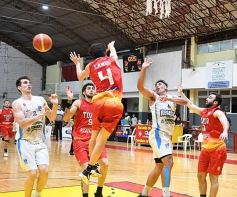 Foto de la galería: Tokio festejó en casa y sigue como líder