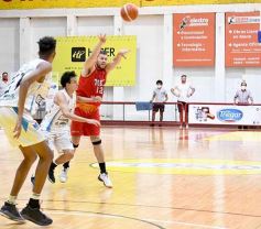 Foto de la galería: Tokio festejó en casa y sigue como líder