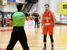 Foto de la galería: Tokio festejó en casa y sigue como líder