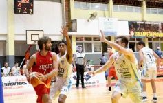 Foto de la galería: Tokio festejó en casa y sigue como líder