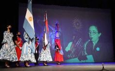 Foto de la galería: Posadas cantó a la Patria en la vigilia del 25 de mayo