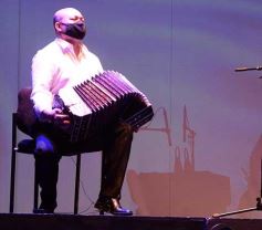 Foto de la galería: Posadas cantó a la Patria en la vigilia del 25 de mayo