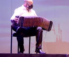 Foto de la galería: Posadas cantó a la Patria en la vigilia del 25 de mayo