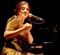 Foto de la galería: Posadas cantó a la Patria en la vigilia del 25 de mayo