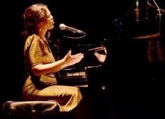 Foto de la galería: Posadas cantó a la Patria en la vigilia del 25 de mayo