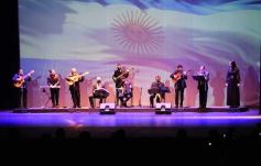 Foto de la galería: Posadas cantó a la Patria en la vigilia del 25 de mayo