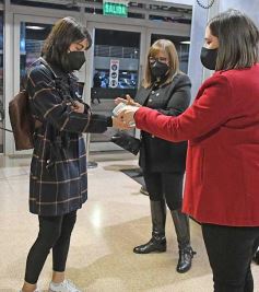 Foto de la galería: Posadas cantó a la Patria en la vigilia del 25 de mayo