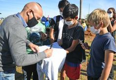 Foto de la galería: Clemente Rodríguez participó de la clínica de fútbol presentada por la EBY
