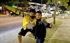Foto de la galería: Caravana y celebración albiceleste en la costanera posadeña