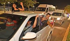 Foto de la galería: Caravana y celebración albiceleste en la costanera posadeña