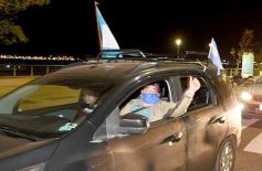 Foto de la galería: Caravana y celebración albiceleste en la costanera posadeña