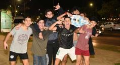 Foto de la galería: Caravana y celebración albiceleste en la costanera posadeña