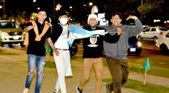 Foto de la galería: Caravana y celebración albiceleste en la costanera posadeña