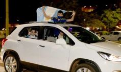 Foto de la galería: Caravana y celebración albiceleste en la costanera posadeña
