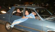 Foto de la galería: Caravana y celebración albiceleste en la costanera posadeña