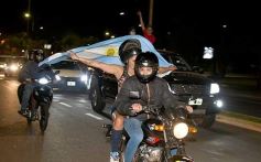 Foto de la galería: Caravana y celebración albiceleste en la costanera posadeña