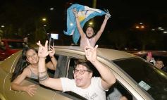 Foto de la galería: Caravana y celebración albiceleste en la costanera posadeña