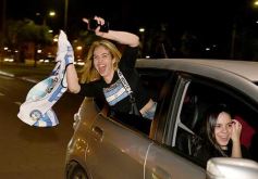 Foto de la galería: Caravana y celebración albiceleste en la costanera posadeña