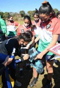 Foto de la galería: Bienvenida y distinción a representantes misioneras del fútbol femenino nacional